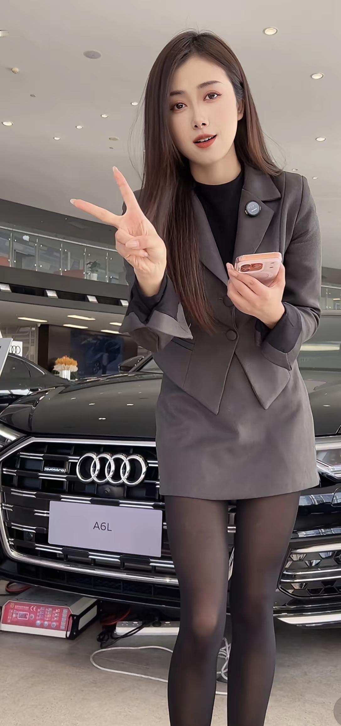 优雅车模，时尚穿搭，尽显魅力！💃🏻🚗