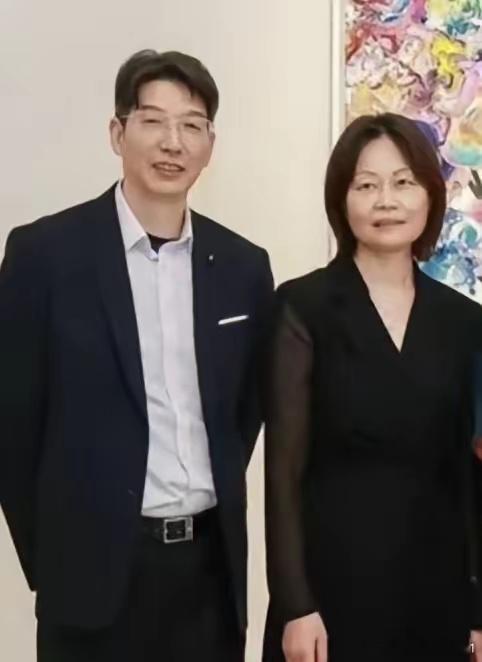 看到奚梦瑶发的照片，好奇扒了一下她的父母，真是不扒不知道，原来他们家根本就不是普