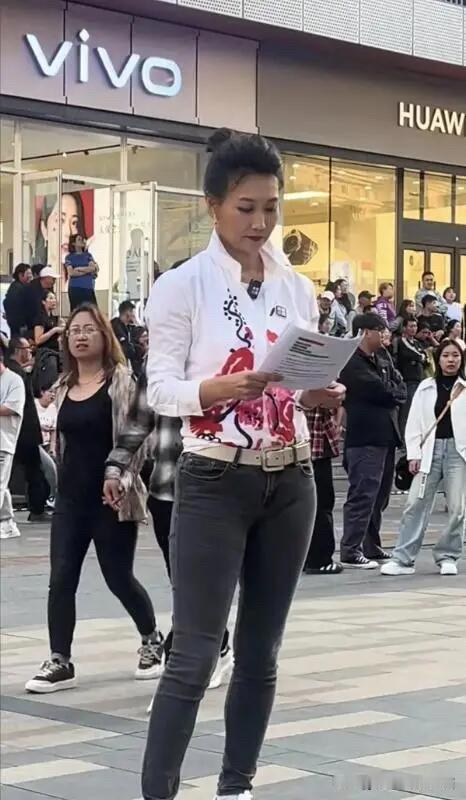 央视的顶级美女主持人的确不一样，就算是穿着普普通通的衣服，扎着最普通的发型，也是