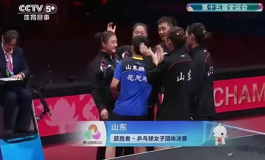 体育饭圈化给所有球迷上了一课最近看比赛总觉着变味了。场上运动员拼得你死我活，