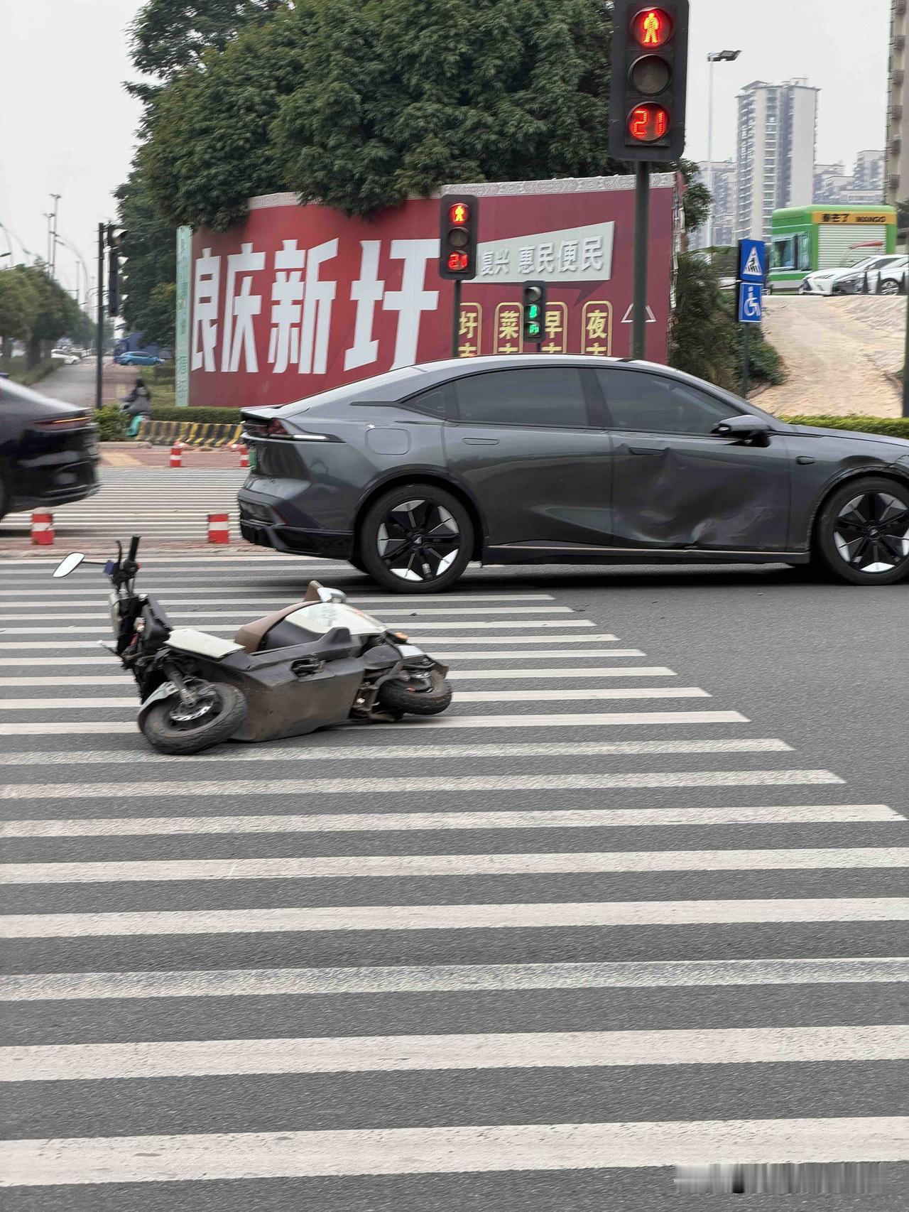 刚路过五象玉洞大道时，正好看见交警在处理一起车祸，小轿车车门被撞得深深凹陷，电动