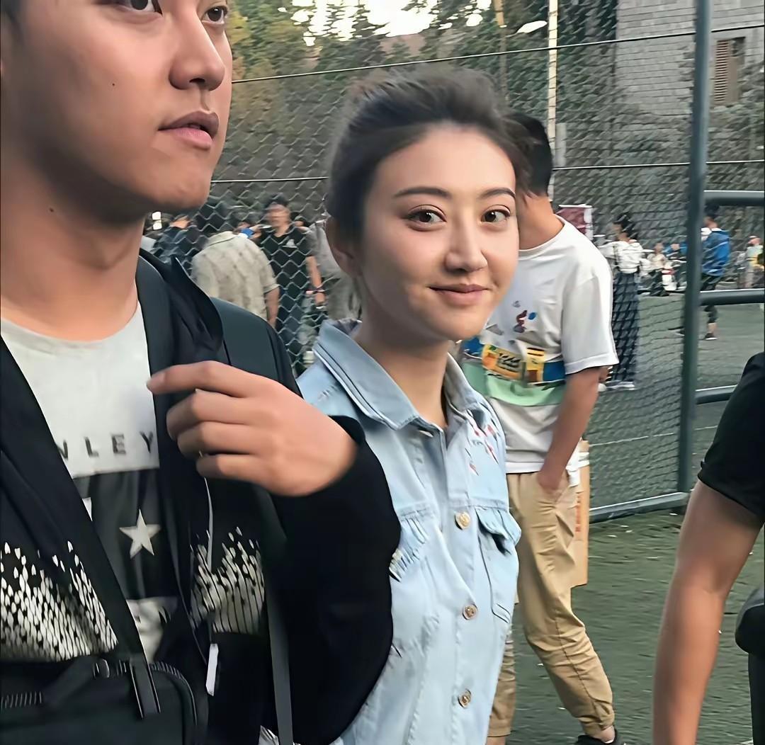 孙宇晨见到那个存了多年照片的女人，回来只撂下一句“很普”。这话听着轻飘飘，实际