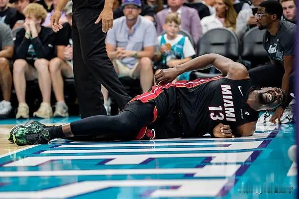 阿德巴约诈伤啊前NBA球员阿里纳斯在播客节目中透露：“你们真以为阿德巴约是屁