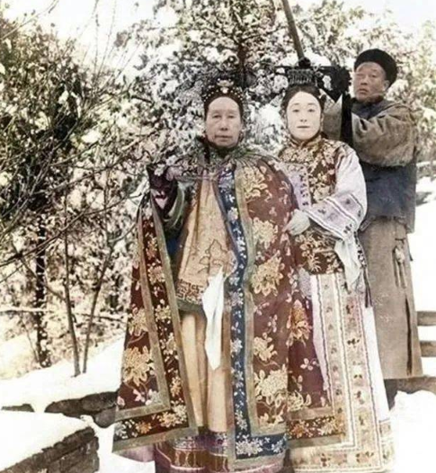 当年，50岁的慈禧对着镜子试新衣服，还问宫女：“我漂亮吗？”突然一个声音：“满脸