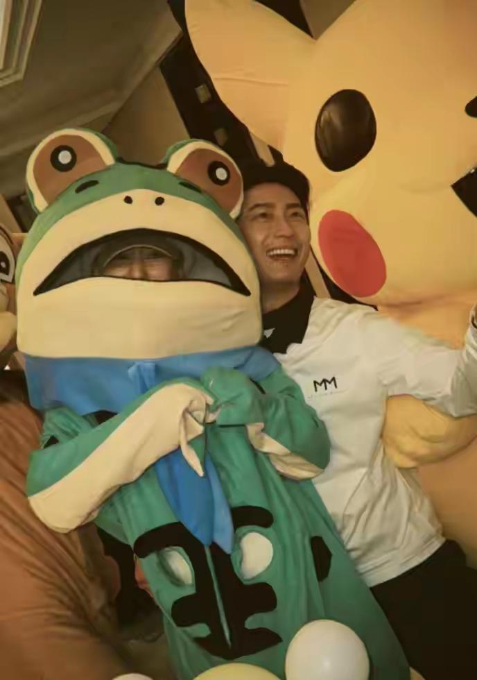 “赌王千金”何超莲扮成青蛙给窦骁庆生！破婚变传闻！俩人好着呢！晒图笔记大赛