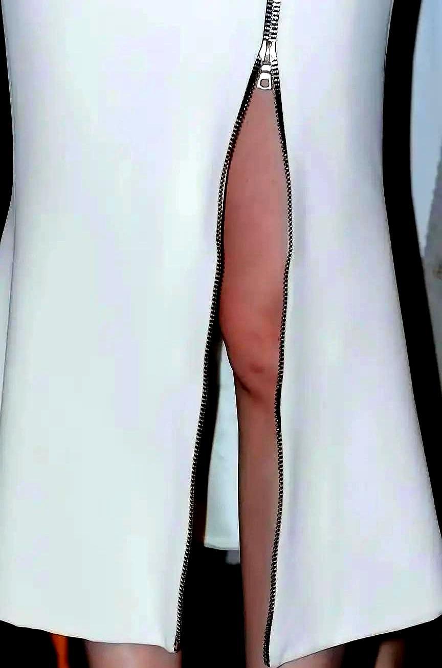 一张照片，一只光脚丫，热搜爆了。37码的小脚长在170的刘亦菲身上，骨节、