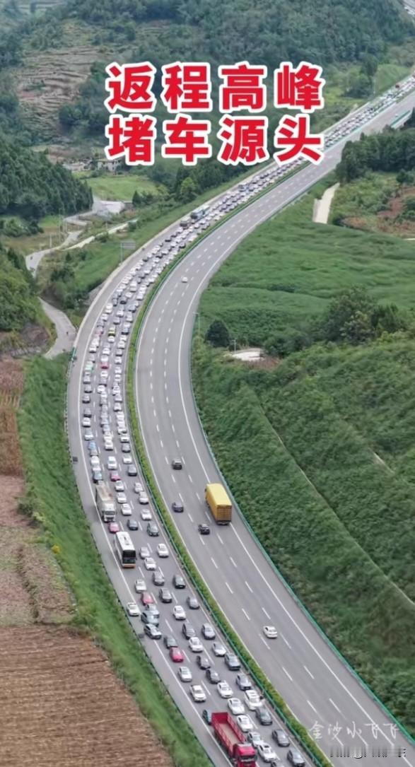 高速公路堵车的根源究竟在哪里？众所周知，逢年过节时高速公路常常会出现堵车现象。可