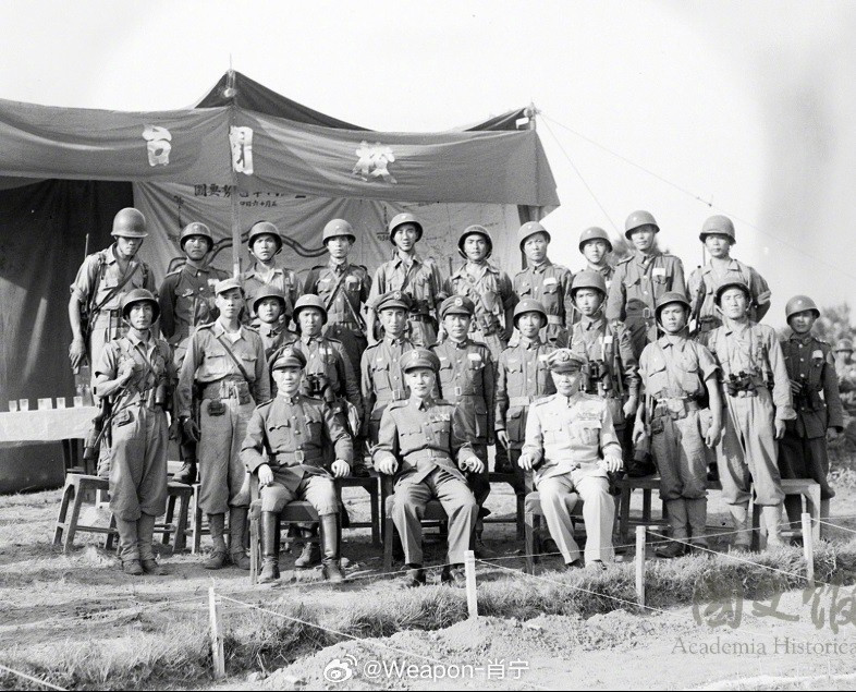 照片中的历史1947年，老蒋视察装备最接近美军的部队——伞兵总队。