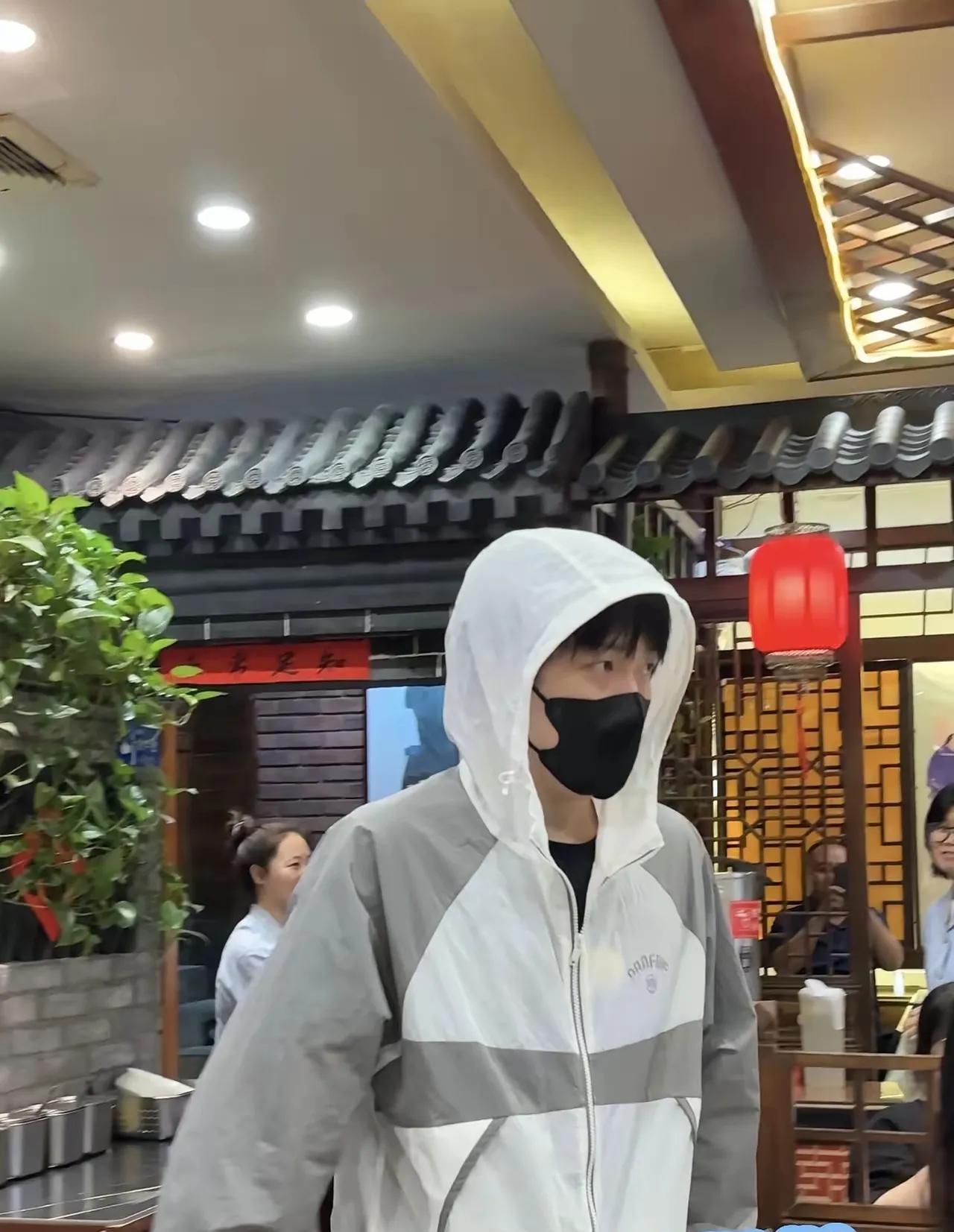 王楚钦去玉桥餐厅吃饭应该不用等位吧，只是你这布置的怎么看都像莎头粉丝俱乐部，都不