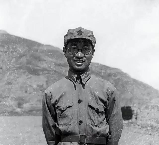 1948年11月22日夜，黄维召开军事会议，问军长杨伯涛：“我们当面共军是谁？”