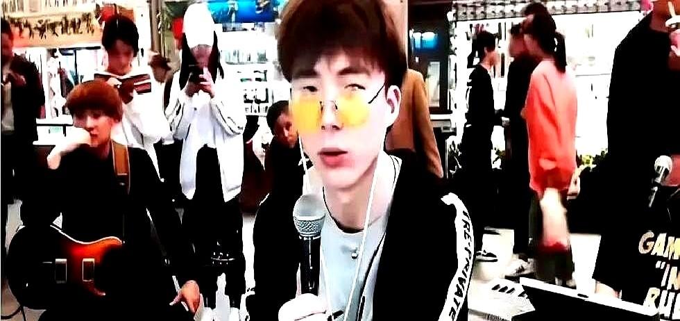 “结过婚离过婚怎么了，这犯法吗？”毛不易直播直接开怼！他这态度是真硬气。