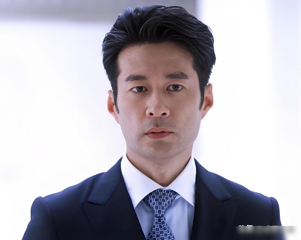 谭凯饺子馆，一份20块，顾客排队40分钟，就为了骂他。顾客在店里拍桌子，点评