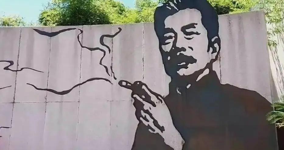 鲁迅该不该抽烟？鲁迅万万没有想到，在他去世89年后会被人投诉在公共场所抽烟。这