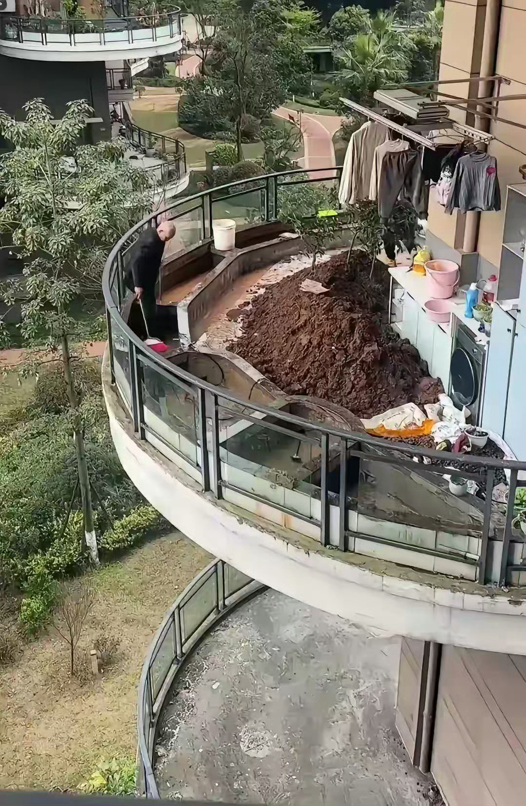 不怕阳台承重不足，塌了吗？[doge]​​​