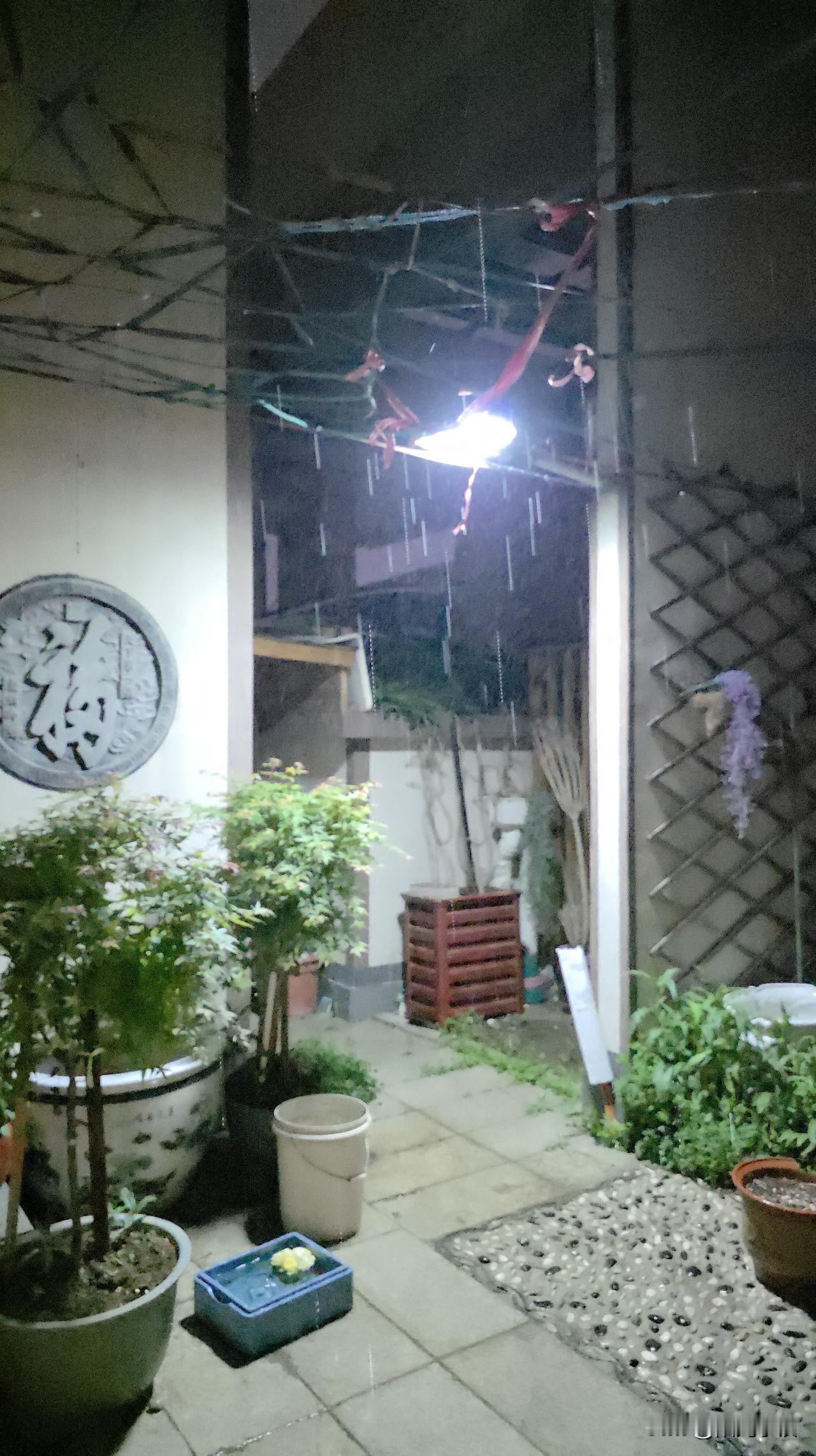 晚上7：30，济南的强对流天气真的来了……先是大风，随后大雨，电闪雷鸣。不一