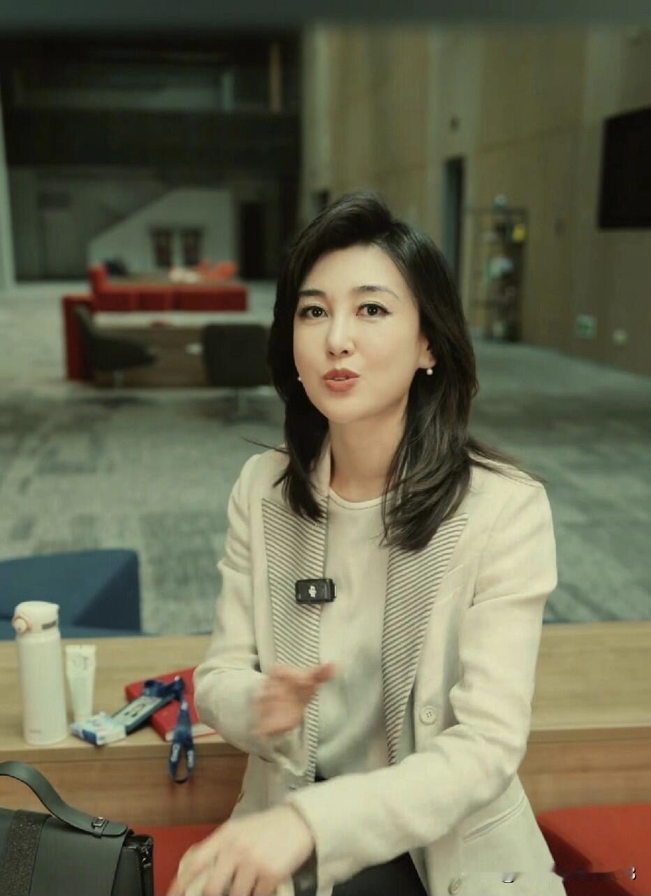 难得看见在幕后休息的李红，她打扮的干练，本人五官深邃，长相甜美很惊艳，自然大气，