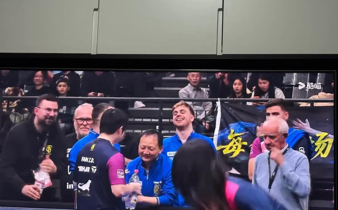 樊振东比赛时，团队成员们那轻松高兴的样子，就足以看出这场比赛是表演赛啦。樊振东