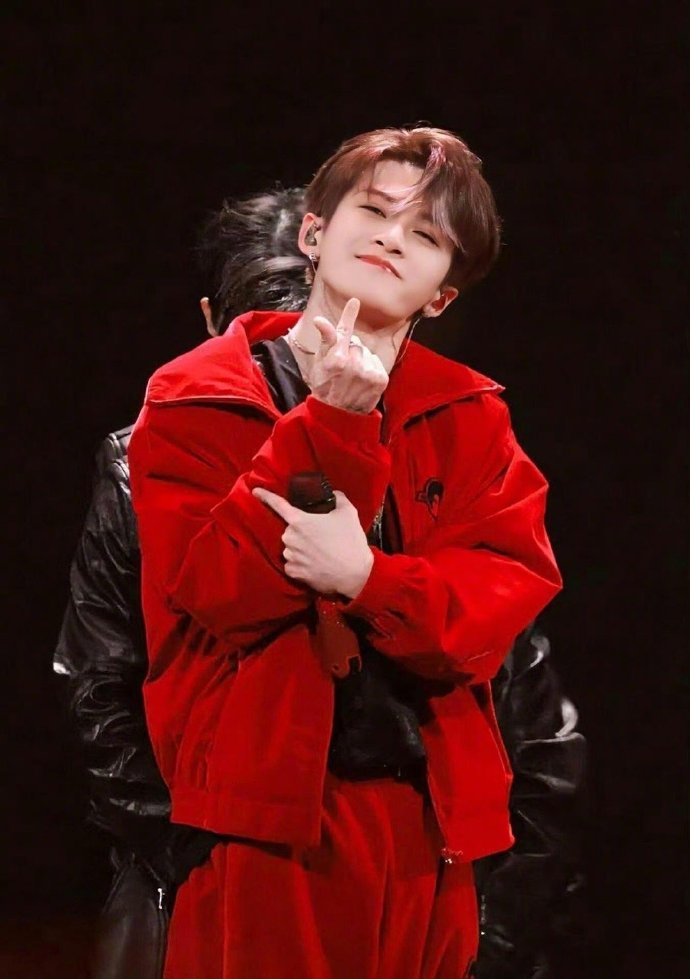 这观察角度也太清奇了！不看颜值不看剧情，专门统计檀健次视频里的运动量。网友们是不