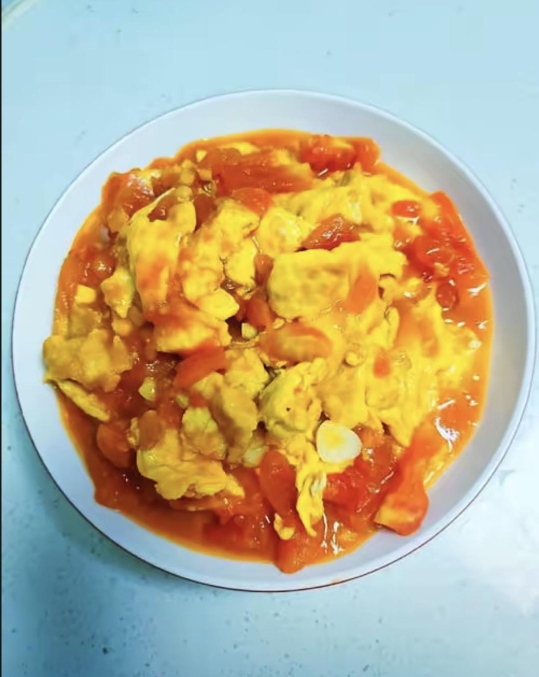 最近去超市买菜，发现西红柿价格吓人。以前几块钱一斤，现在随便看看都九块十块，好的