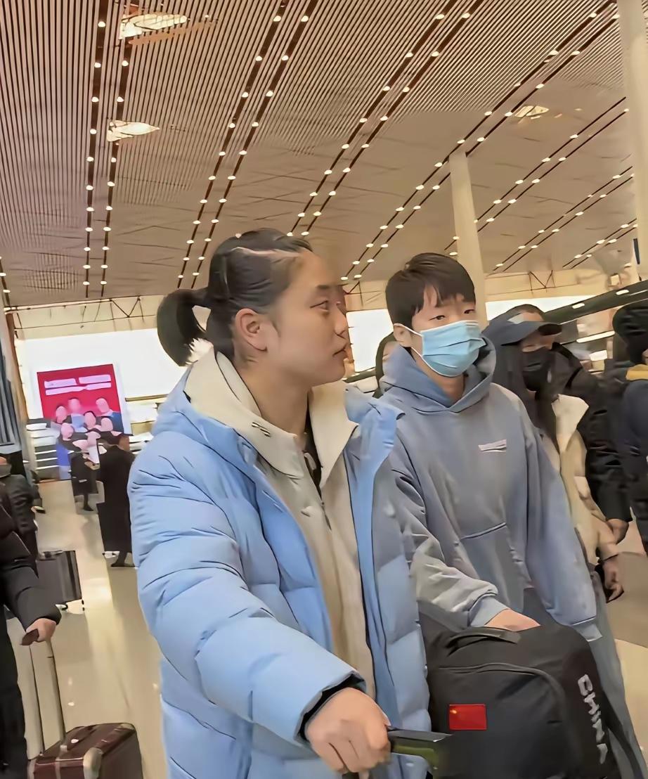 曼昱和徐奕全运会各收获一枚金牌曼昱女单金牌徐奕女团金牌徐奕长期给曼昱