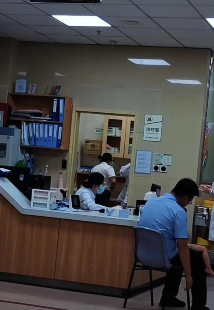 真是令人心疼！8月17日温州，一名女子闻到邻居家里一阵恶臭，她敲门，没人开门，突