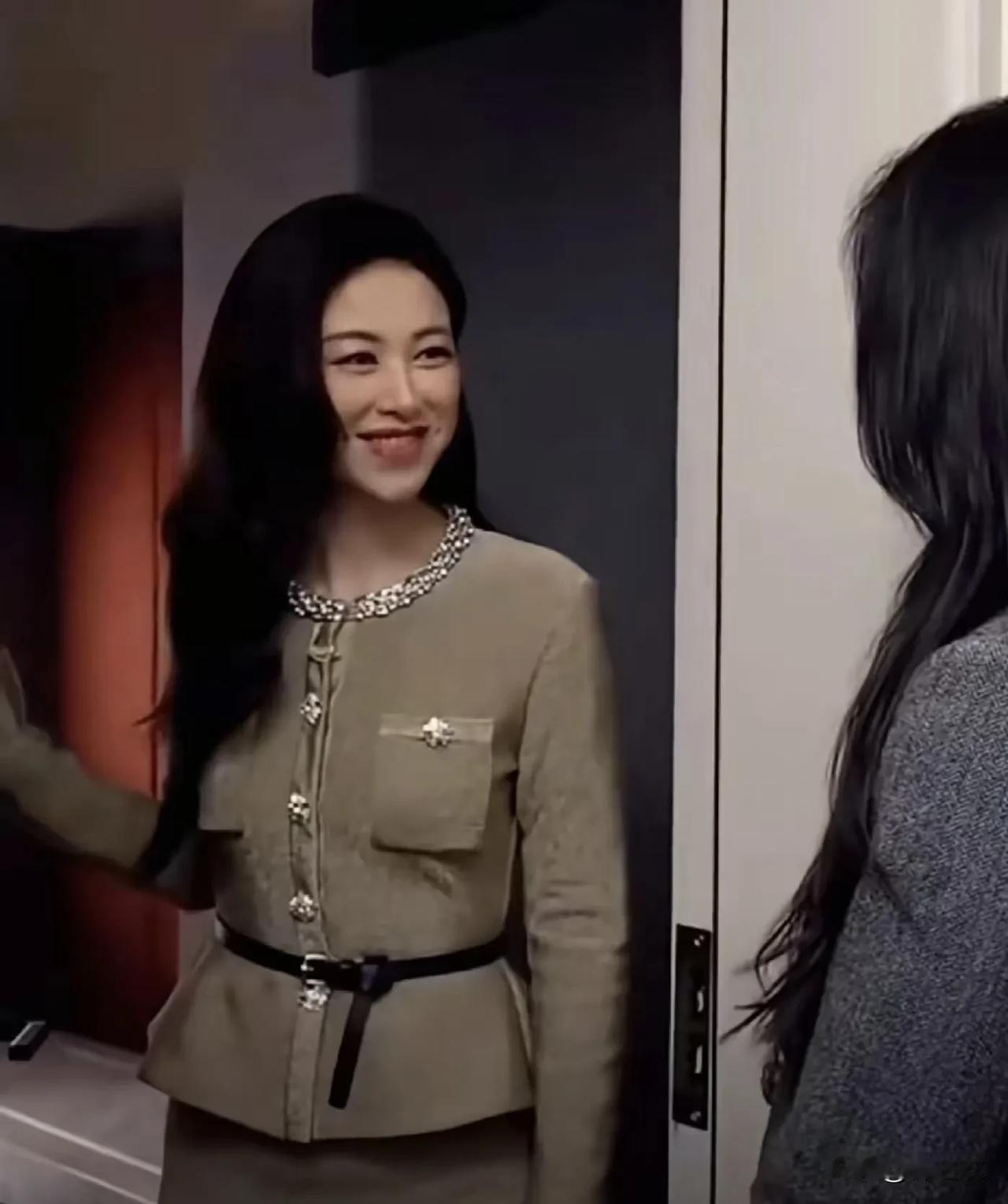 翁青雅长相平平，文化水平一般，所以她是这么火的？有网友说；因为她超多营销开篇就是