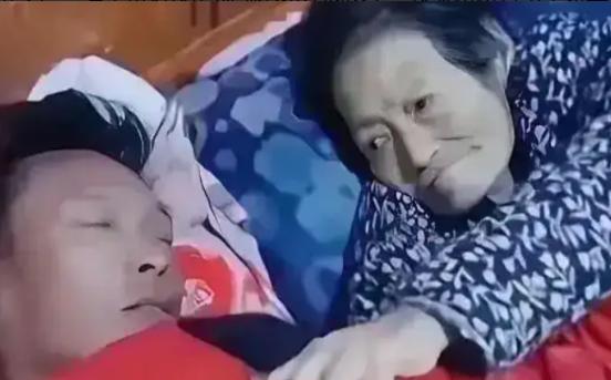 2023年，男子伺候病危的母亲，由于太疲倦睡着了，醒来时，发现母亲已经走了。回看