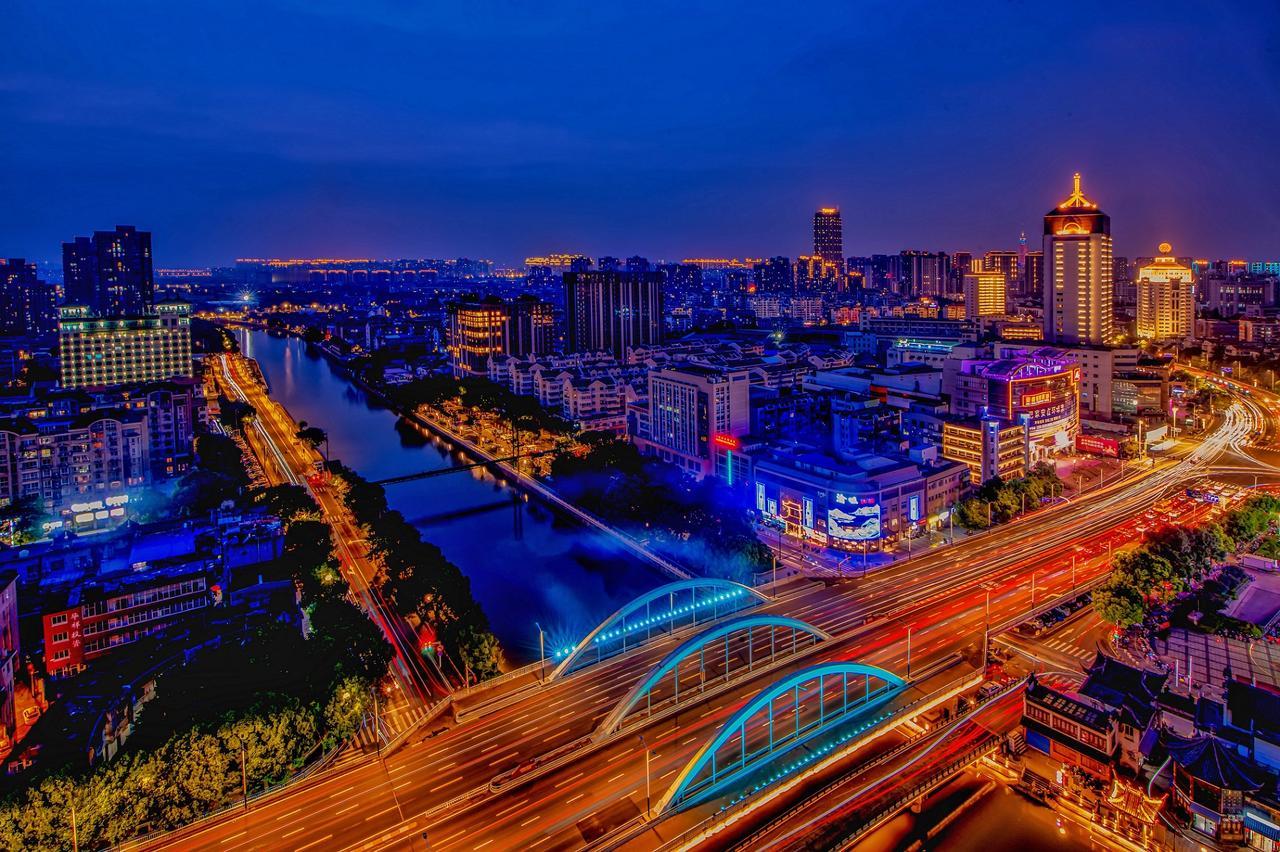 2015年11月，江苏常州二手房房价均价6872元；2016年11月，江苏常州