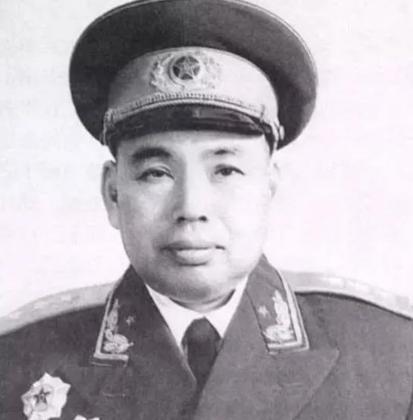 在回忆中，私人厨师王师傅描述了许世友将军独特而坚持的饮食习惯，每天清晨，他开始准