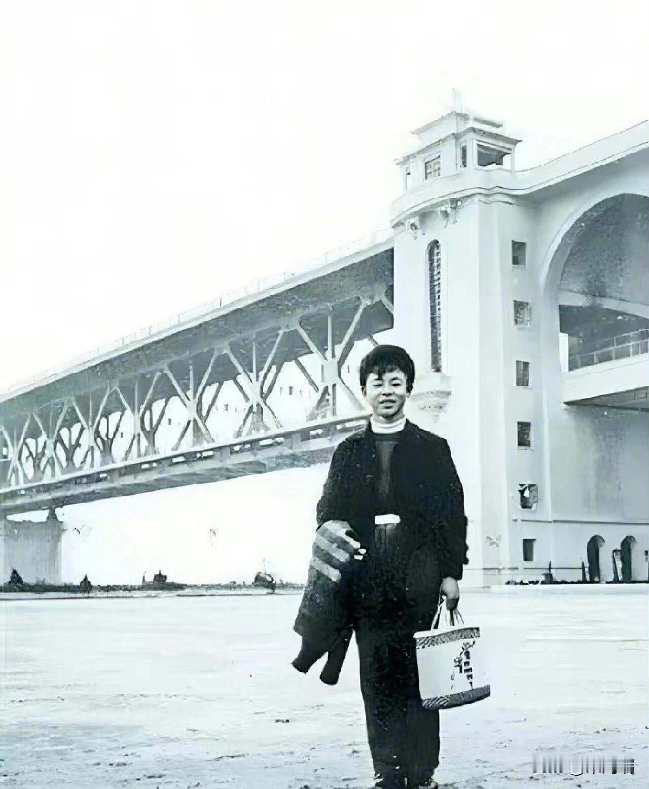 照片中的年轻人是雷锋（原名雷正兴），当时他还没有成为一名战士。背景中的宏伟建