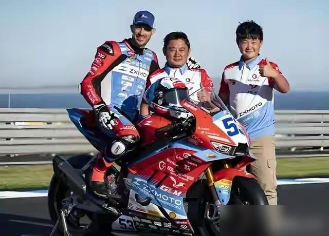 张雪？别光顾着感动，这根本不是什么《飞驰人生》的续集，这是一场资本的极限营销。你