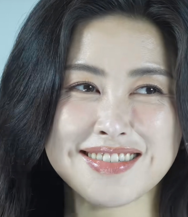 看清楚朱珠眼角的鱼尾纹了电视剧《蜜语纪》给朱珠磨皮很重，她的皮肤白洁无瑕。其