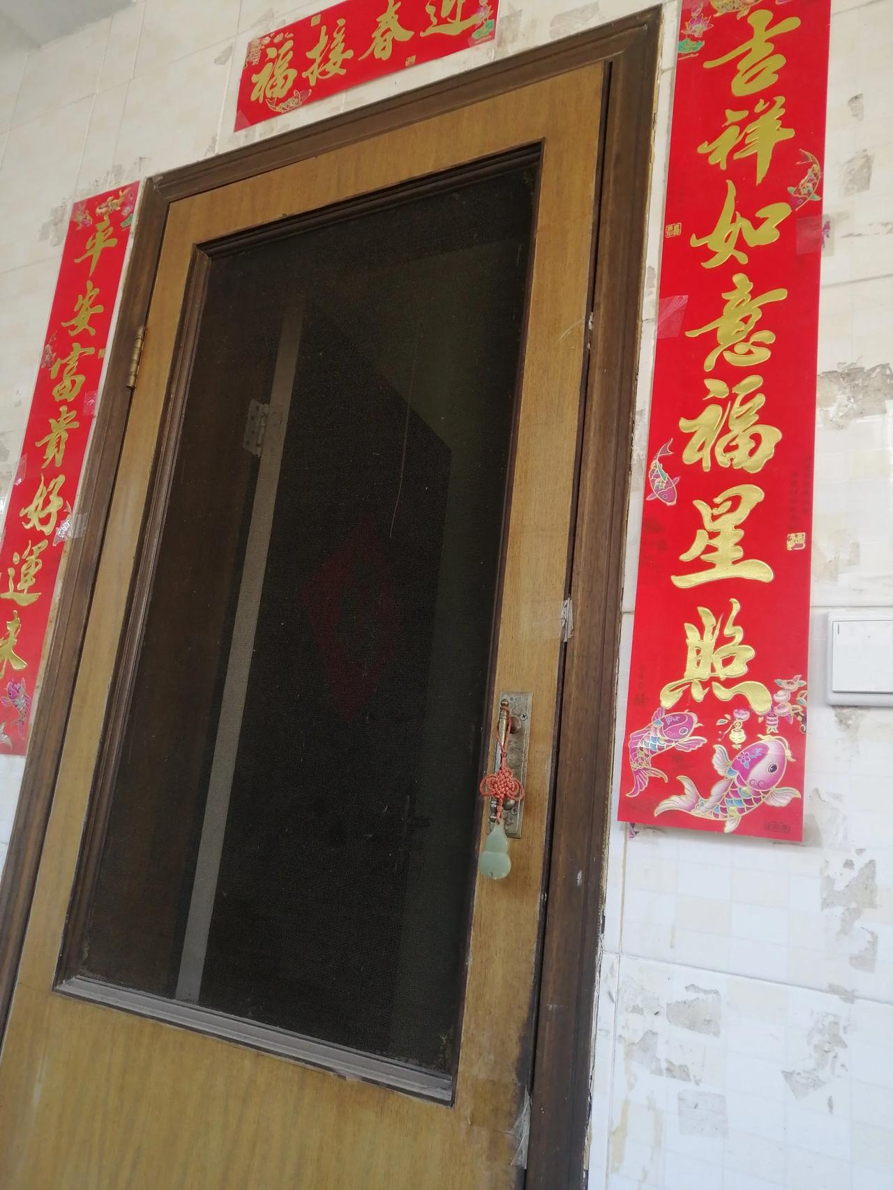 中午睡午觉是被惊醒的，确切地说，是被吓醒的。本来睡得很沉，睡梦中，却听到通往阳
