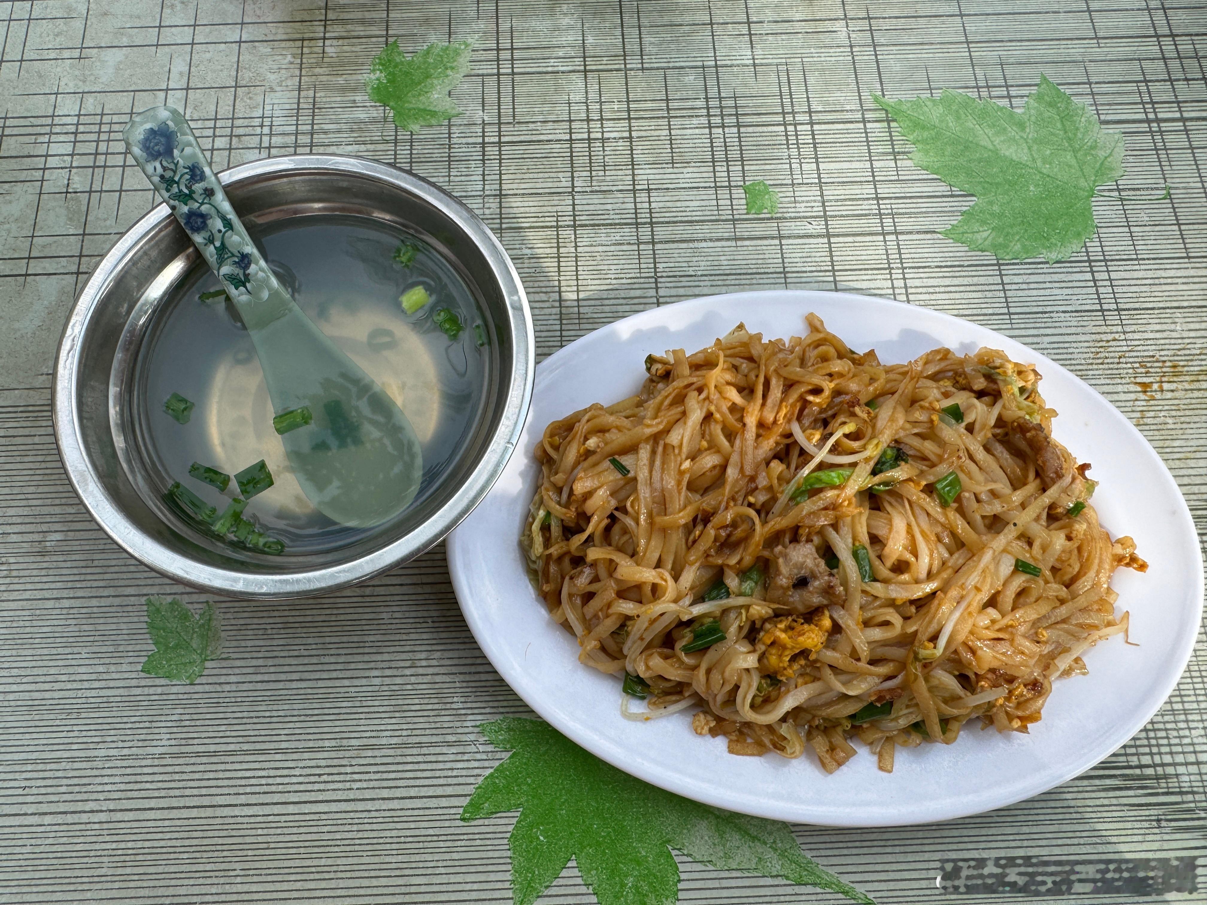 早☀️今日份早餐：双拥路居民区海南粉阿莫斯说要去吃麦当劳我说来海南了还吃啥麦当劳