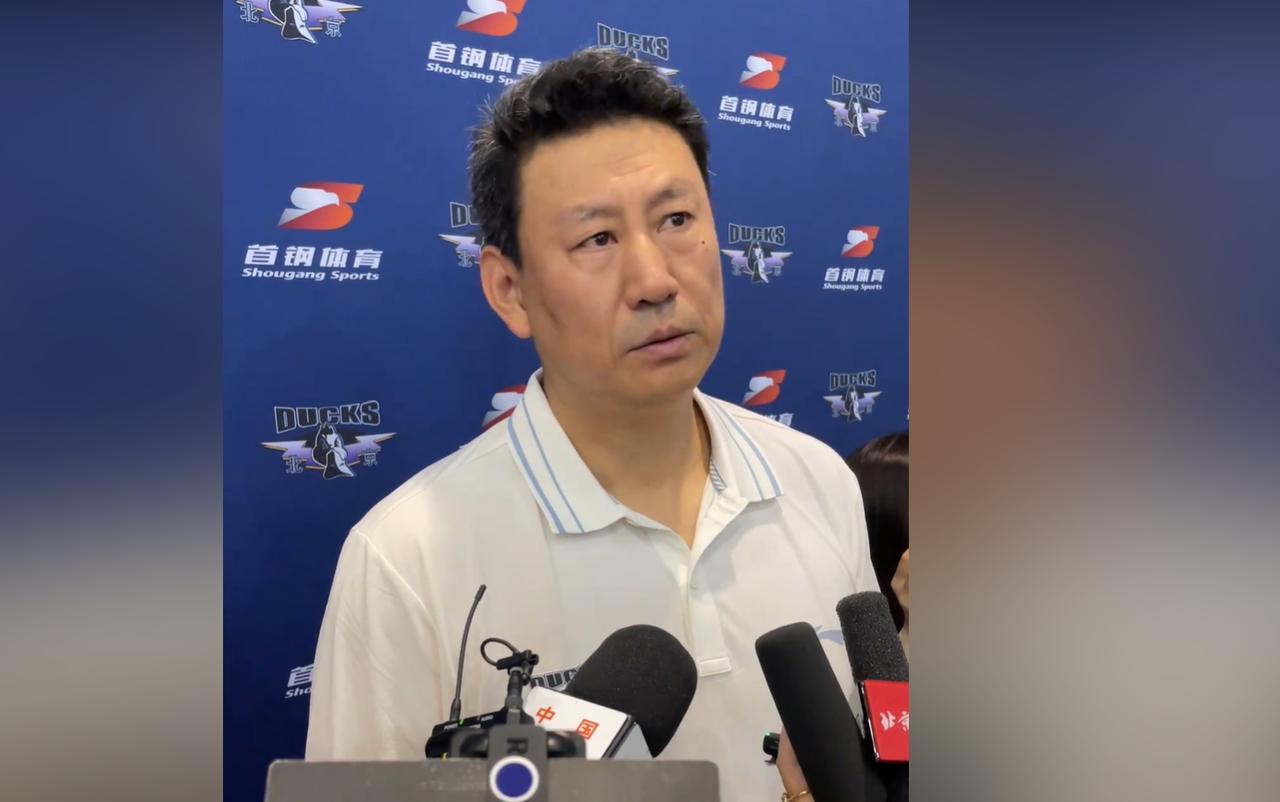 李楠措手不及！据北京体育媒体人透露，北京男篮追求胡金秋的交易被叫停，原因是联