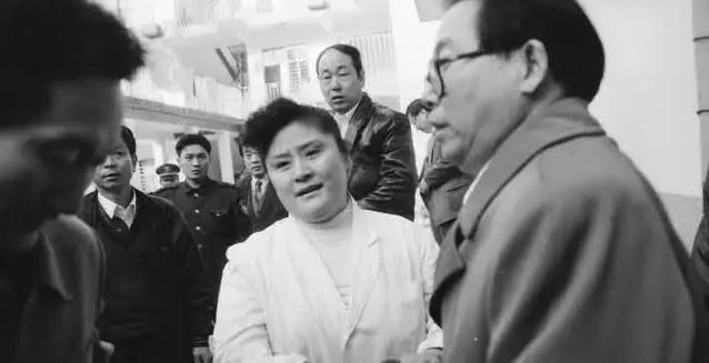 1996年，一个全身绑满炸药的歹徒闯进郑州国棉五厂幼儿园，劫持了28名孩子。女警