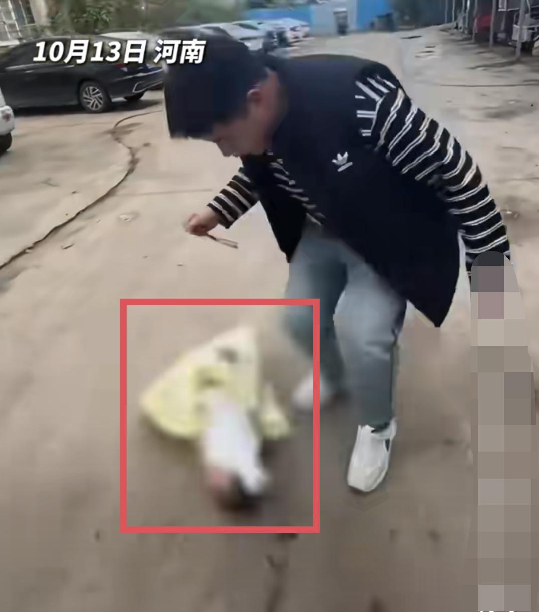 现在最难受的就是这个把孩子装在购物袋里的爸爸了！不是因为孩子头朝下摔下去了，