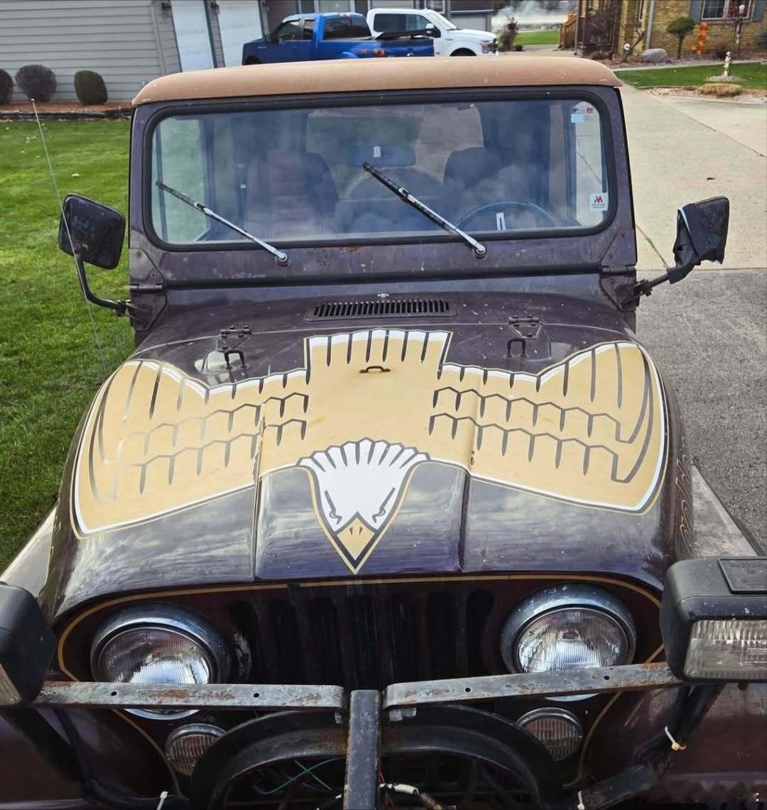 牧马人1980CJ-7GoldenEagle清雪车，车身颜色为OM