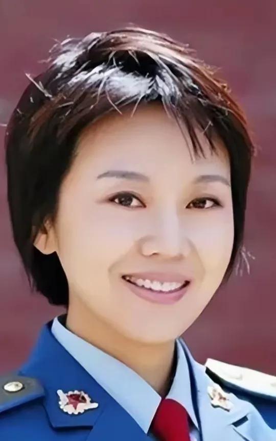 闫妮是中国内地极具魅力的女演员。她虽不似传统少女般娇俏，却自有一种成熟韵味之美，