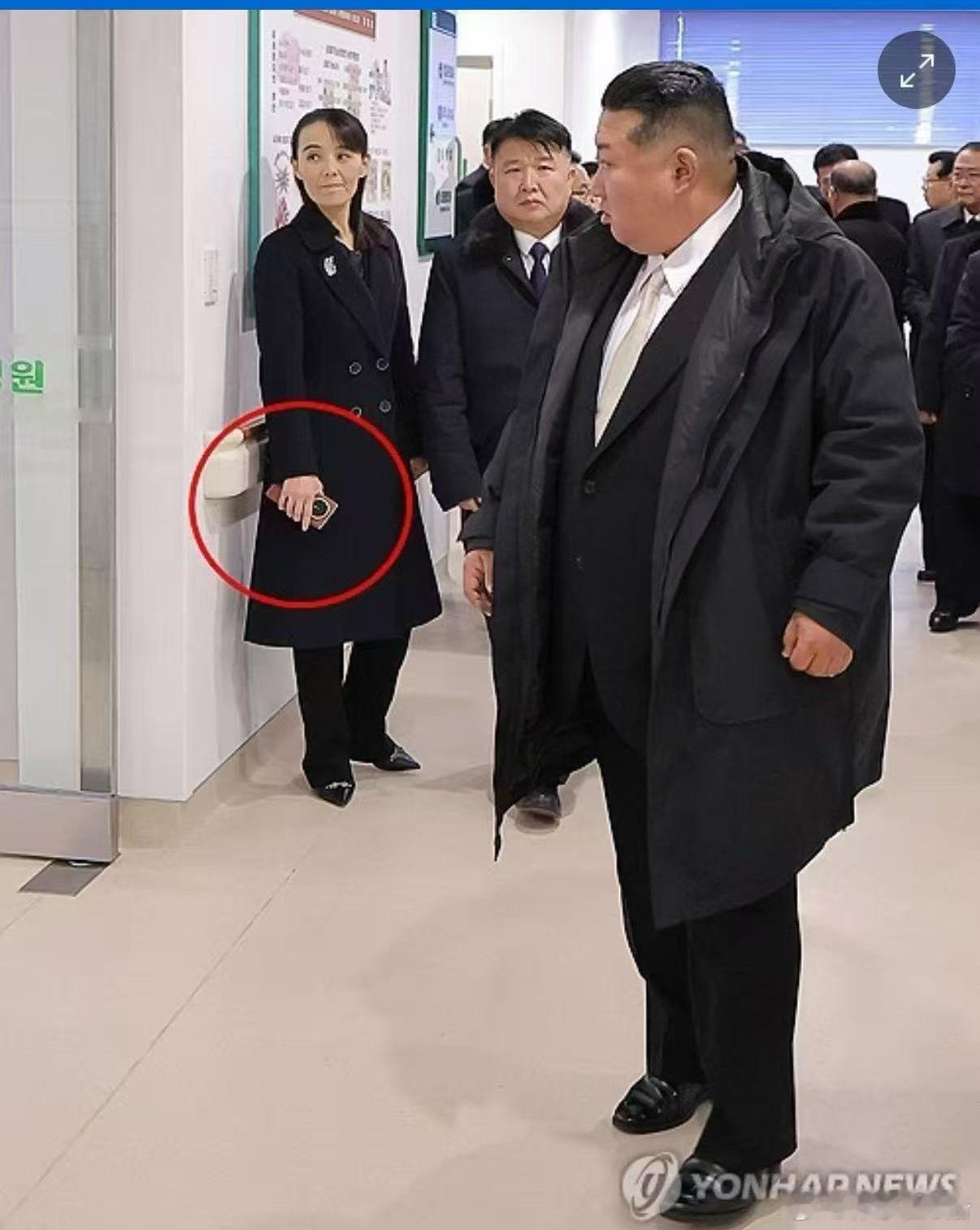 据朝中社12月14日报道，留着新式发型的朝鲜国务委员会委员长金正恩(右一)前一天