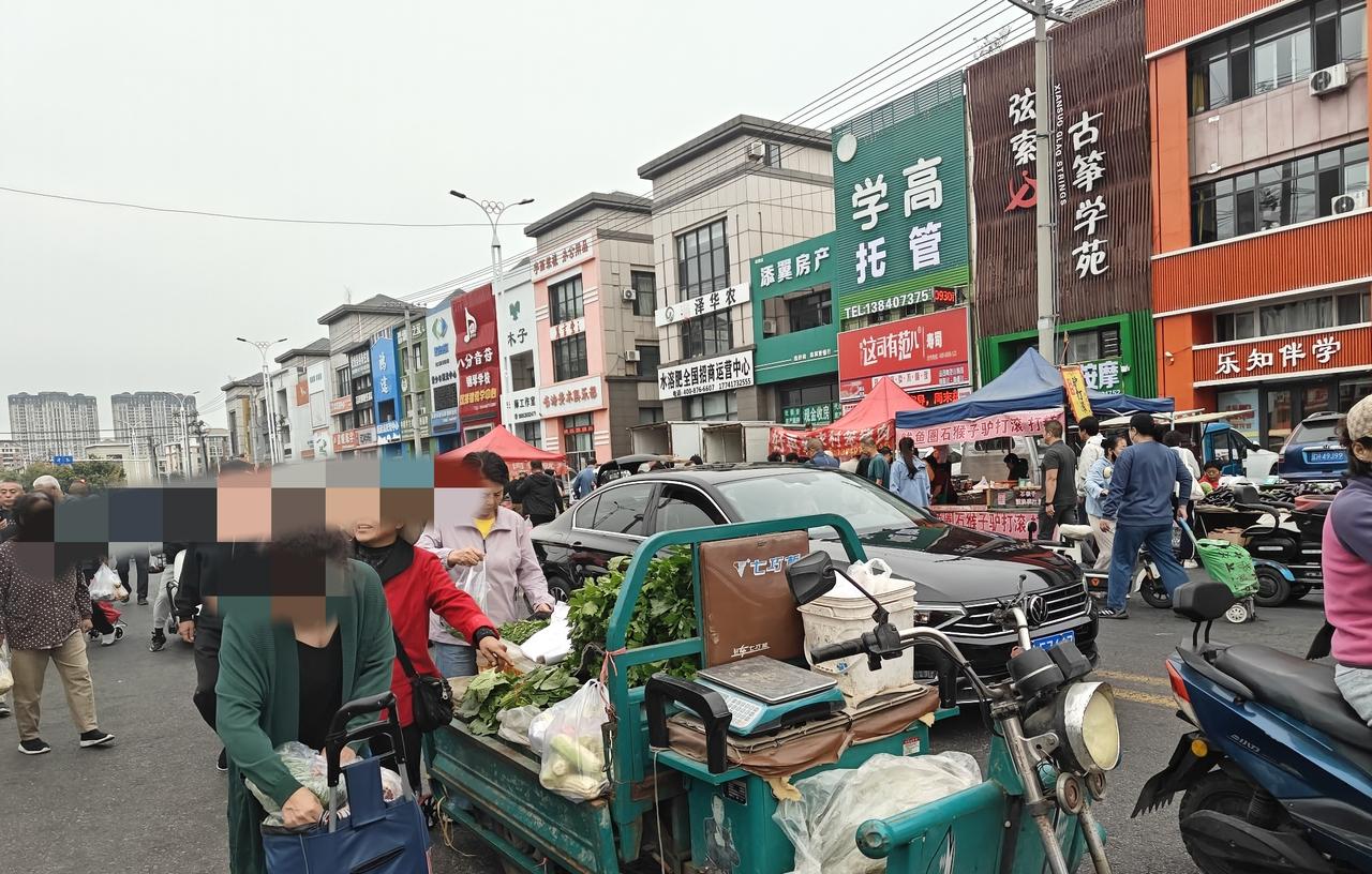 在鲅鱼圈（乃至东北全境）的早市，买海鲜是一场心理战，也是一场生活哲学课。早市
