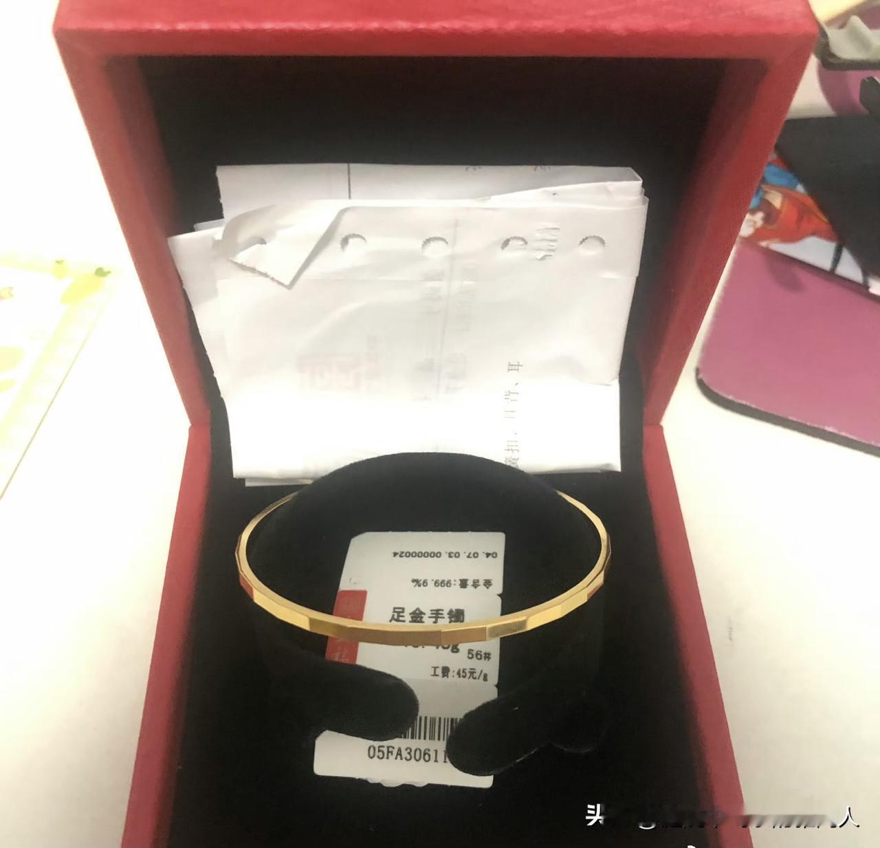 花两万多买的金镯子,戴了几次就压箱底!去年看身边小姐妹人手一个大金镯子,眼馋