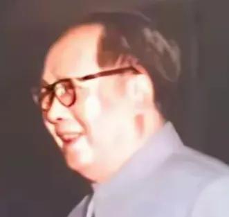 伟人——这张戴眼镜的照片不多见