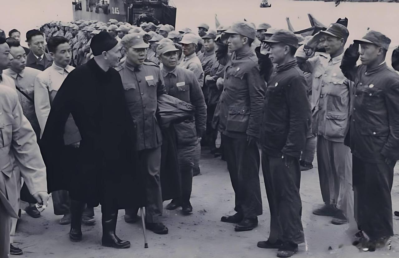 这是蒋介石最后一次登上大陈岛的照片。众所周知，蒋介石的思乡情结很重，大陈岛距离