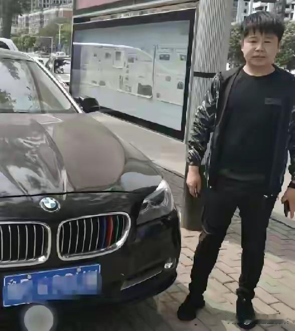 看这长相都不是个好人,贼眉鼠眼的,表面上风光无限开着宝马,暗地里带着女友一起作案
