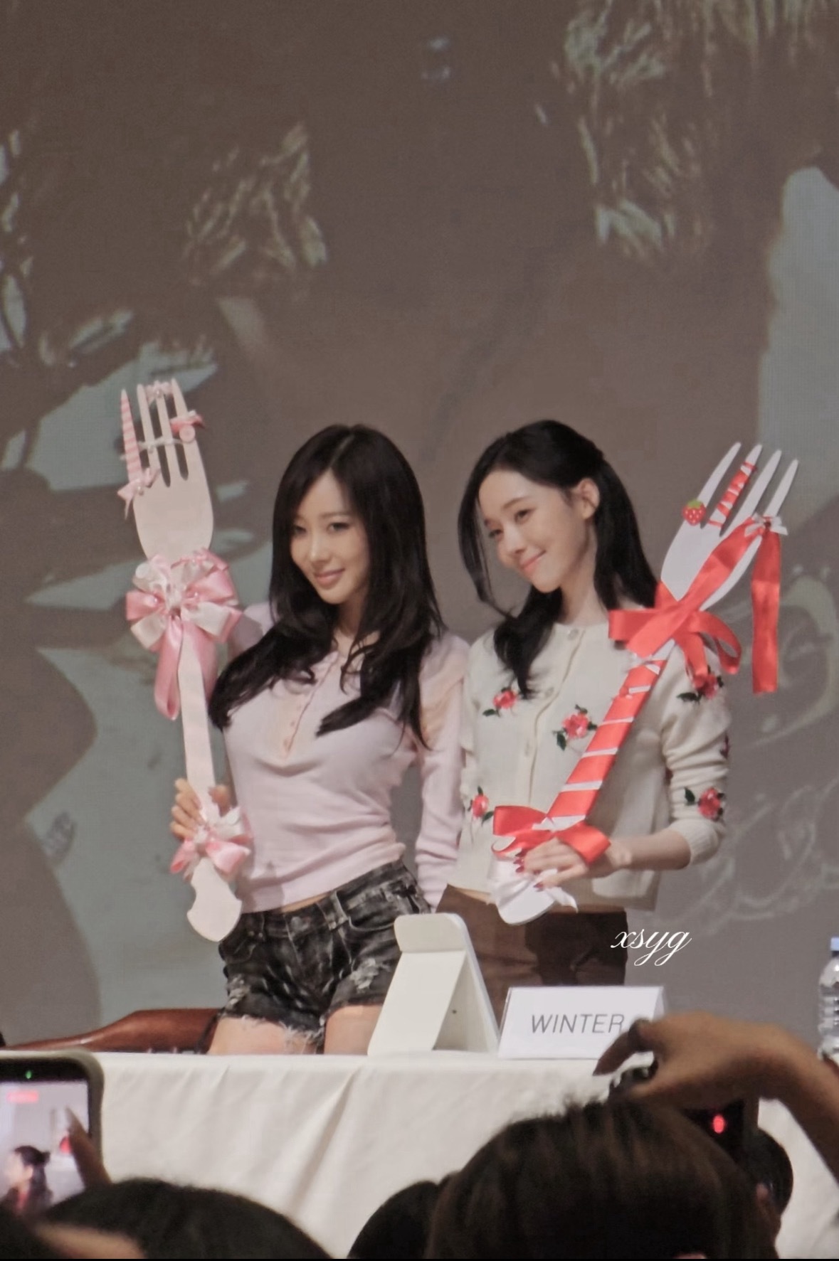 这个签售道具搭配的也太天造地设来了感觉她俩现在看着都好温柔…（giselle完