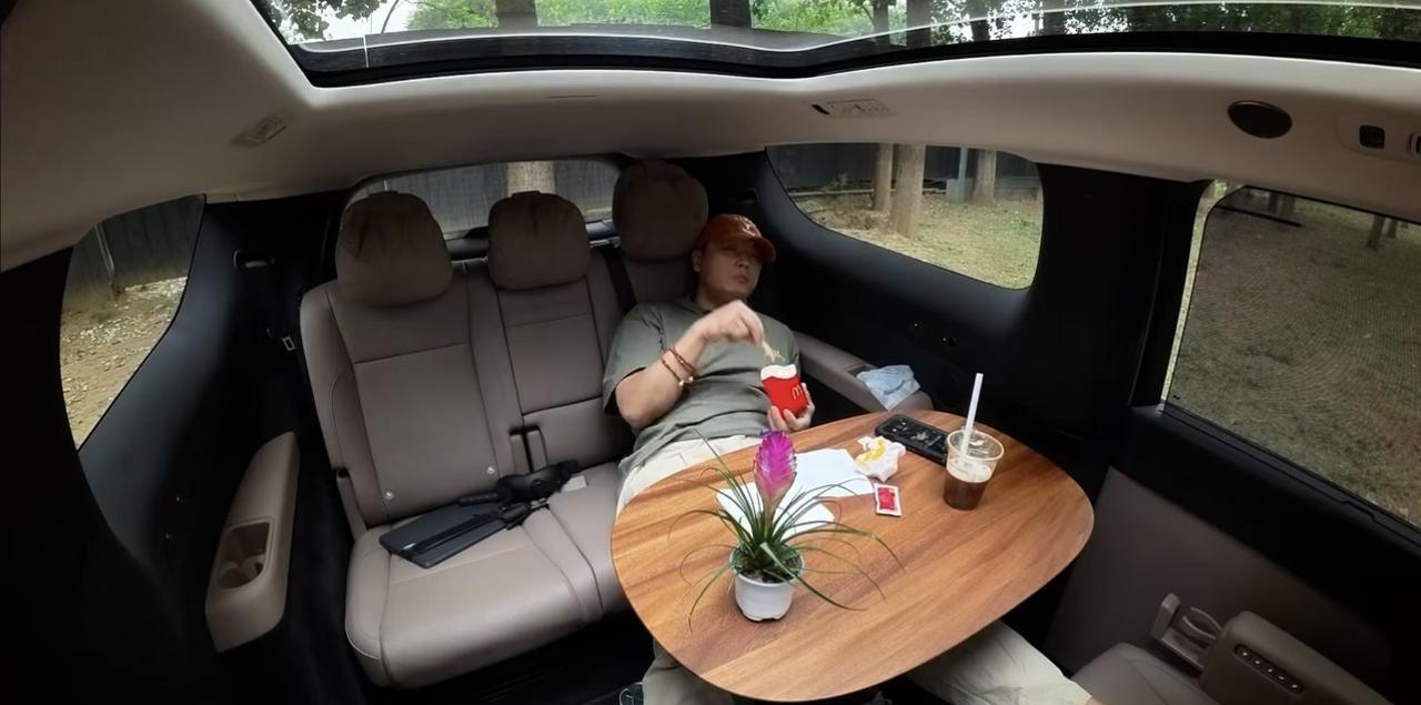 我是说比如。比如你中年失业了，还离婚了，房子给了对方。比如你被仇亲期的初二儿