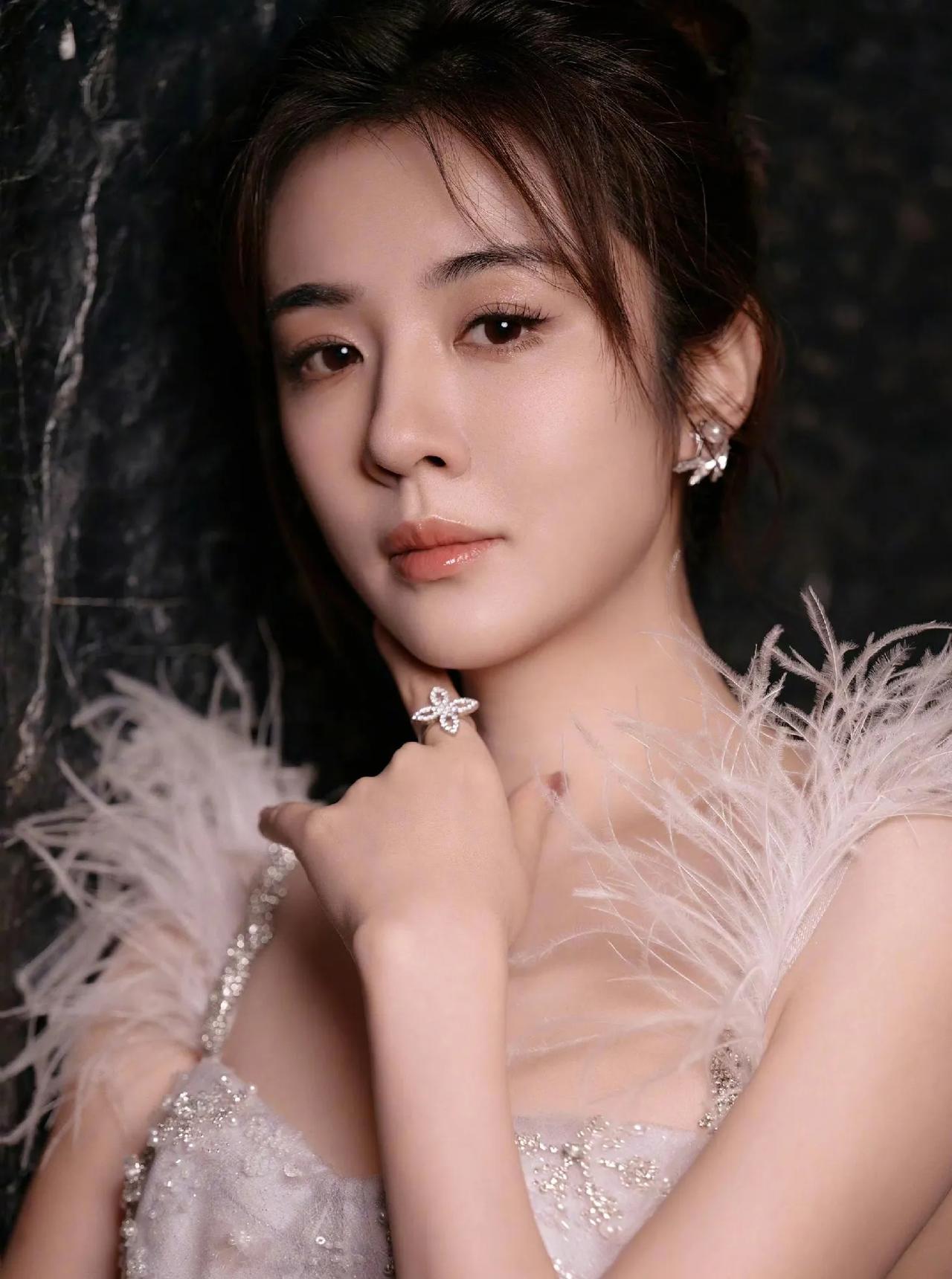 王晓晨这身淡紫羽毛礼服太美了！蓬松羽毛肩带搭配闪钻网纱，温柔又梦幻。露背设计