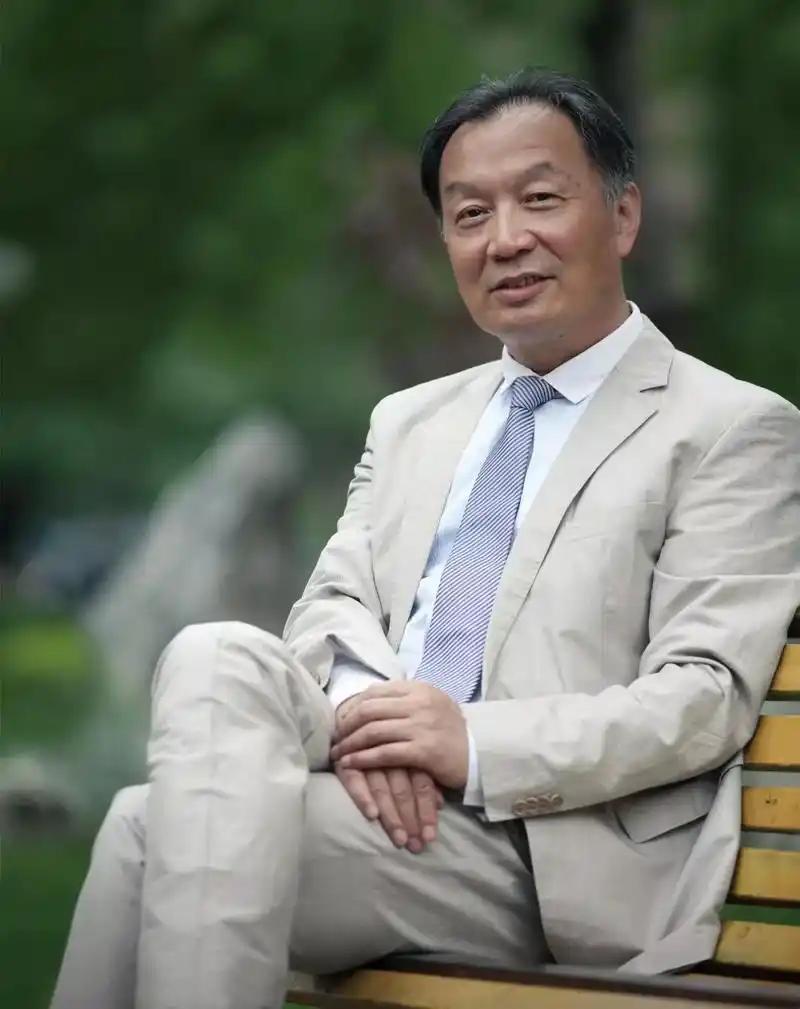 温铁军教授那句“国有资产是几千万先烈用命换来的，是全民所有的。如今你要私有化，要