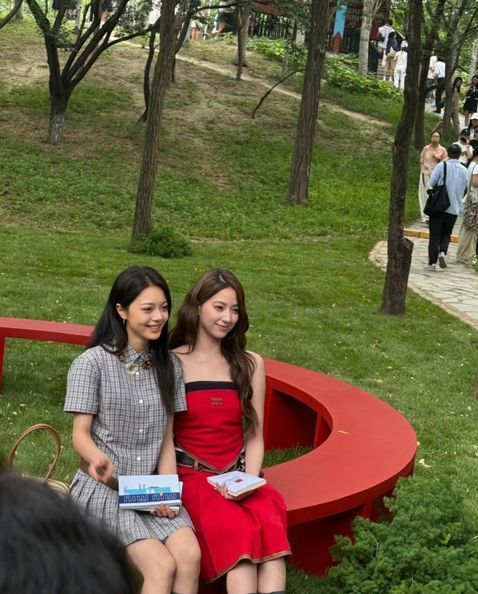 miumiu活动赵今麦，欧阳娣娣同框路透图​​​赵今麦毫无时尚感看着土土的，欧